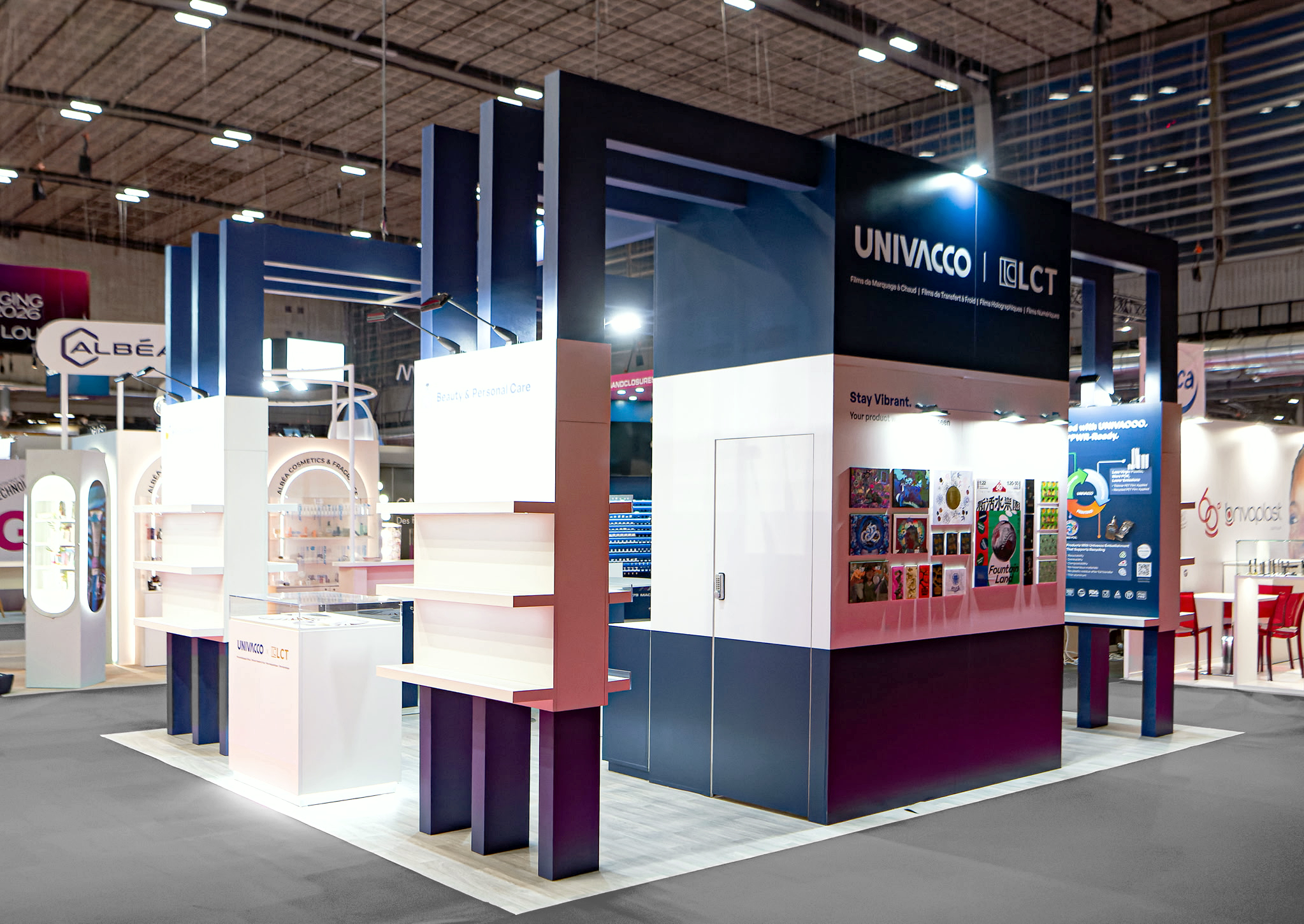 Stand de salon : portiques bleus, étagères blanches, vitrine basse