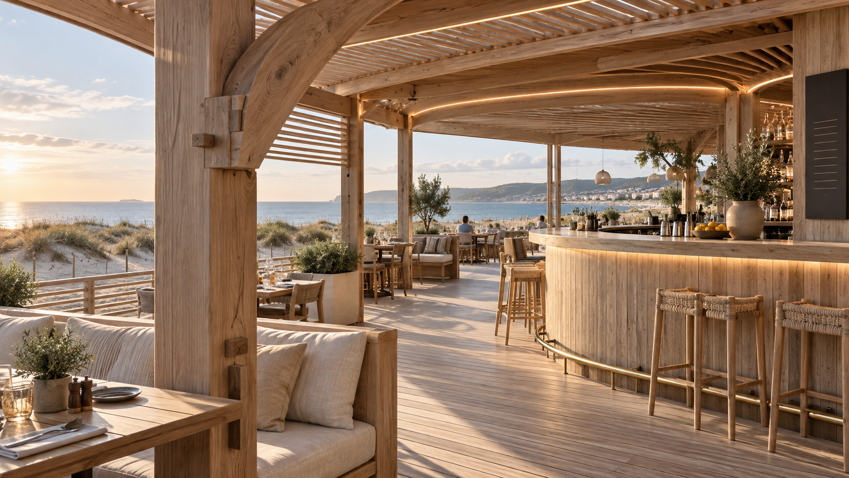 Restaurant de plage sur le littoral méditerranéen : structure bois, comptoir cintré, dunes et mer